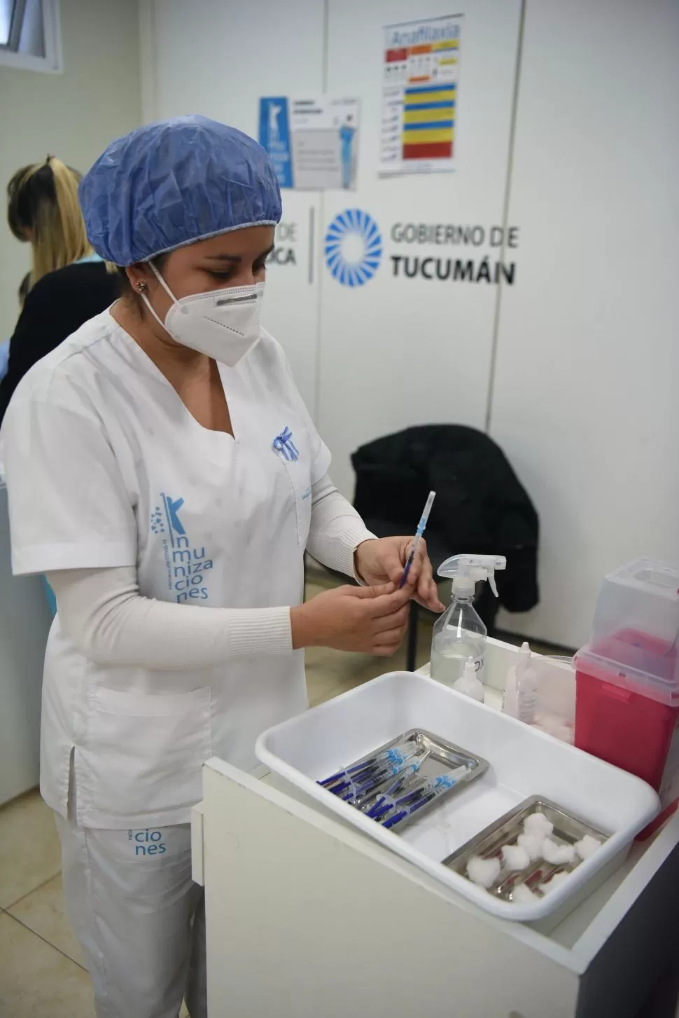 INCESANTE. Ayer, en los 24 nodos de Tucumán, se colocaron 24.245 dosis. Más de 14.000 fueron para personas de entre 40 y 44 años. 