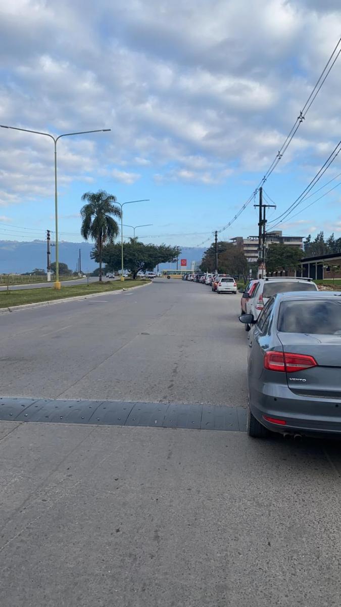 Vacunación en Yerba Buena: situaciones insólitas y hasta 10 cuadras de cola en auto