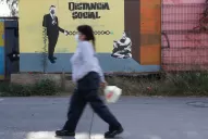 Pese a la vacunación, los contagios presionan a Chile que pone a toda la capital en cuarentena