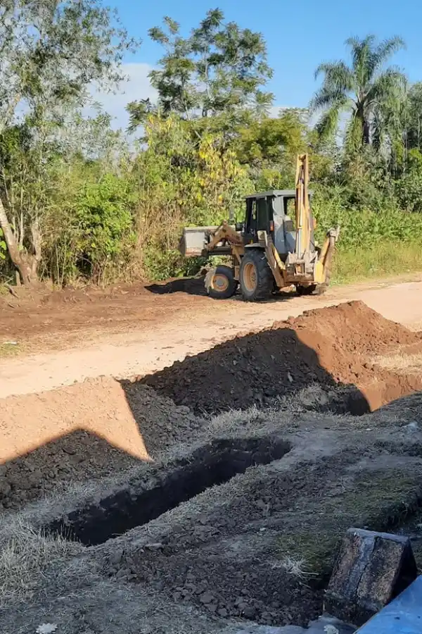 CON RETROEXCAVADORA. La comuna rural de Santa Ana concertó las obras de ampliación. Foto: Gestión Diego Reales