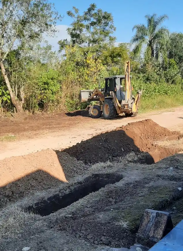 CON RETROEXCAVADORA. La comuna rural de Santa Ana concertó las obras de ampliación. Foto: Gestión Diego Reales