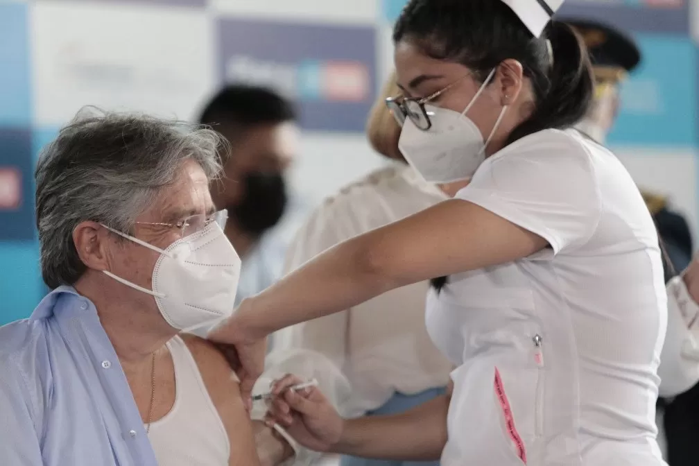 COVID-19. El presidente ecuatoriano recibió la primera dosis de la vacuna. Foto tomada de Twitter/@LassoGuillermo