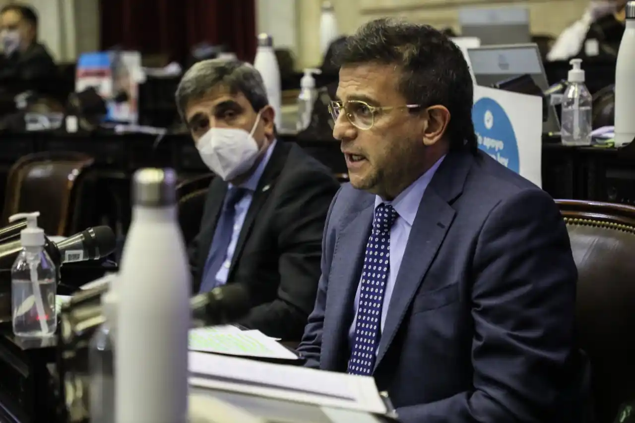 CARLOS CISNEROS. El diputado oficialista, en su banca, junto a su par Pablo Yedlin. Foto: Prensa y Difusión