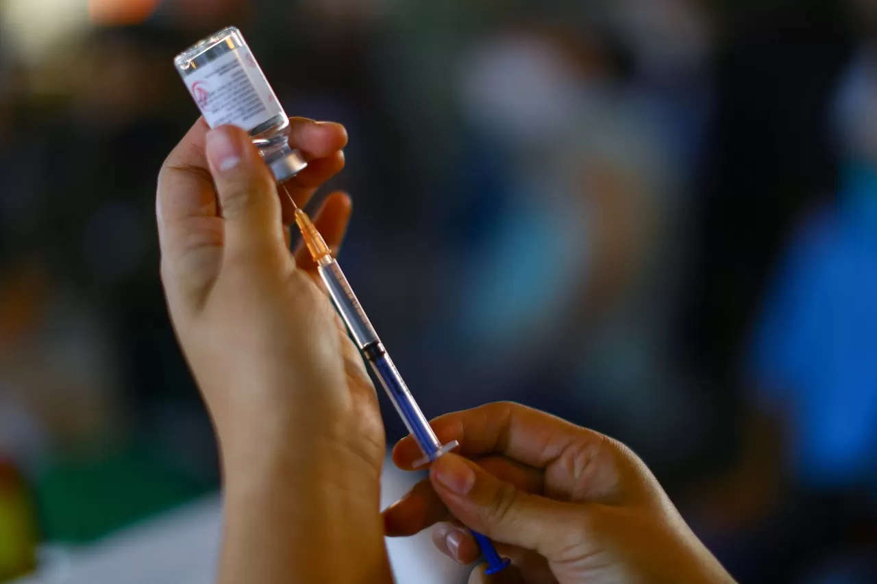 LABORATORIO CASINO. Argentina aprobó el uso de emergencia de otra vacuna china.