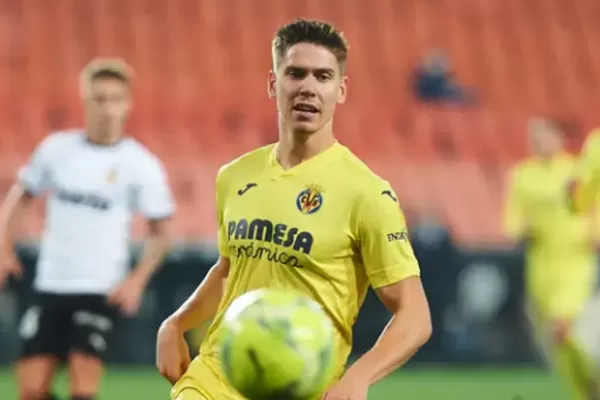 Foyth se acerca a Barcelona por pedido de Xavi