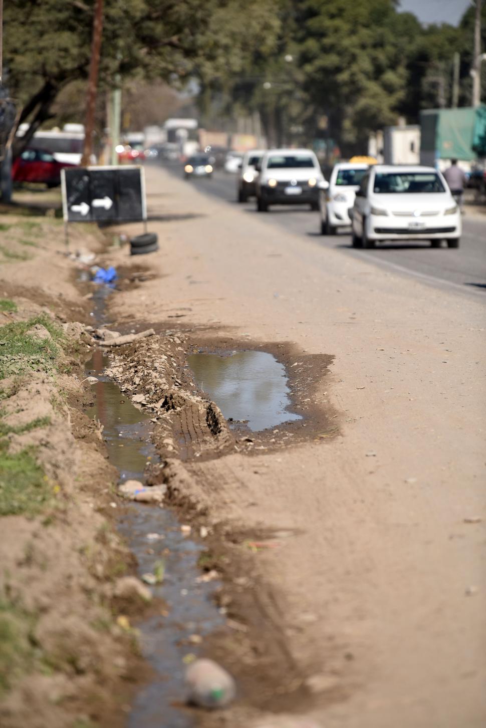 AGUA. El agua que se acumula en la calle deteriora el pavimento. 