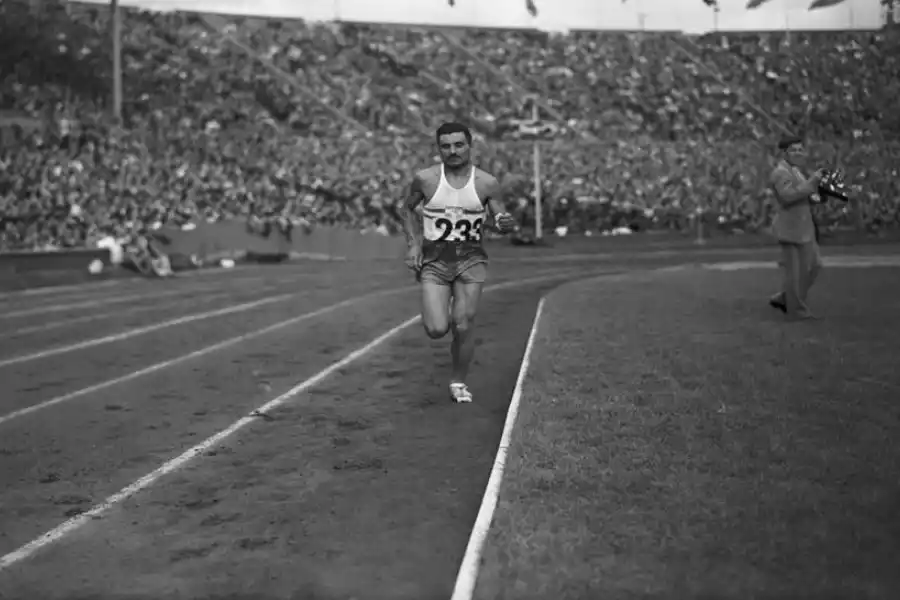 EN WEMBLEY. Antes del episodio del banderín, Cabrera, ganaba la maratón en los Juegos Olímpicos de 1948.  