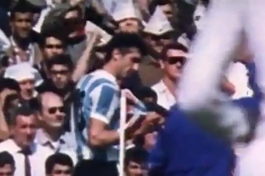 INGLATERRA 1966. Rattín estruja el banderín británico tras ser expulsado.  