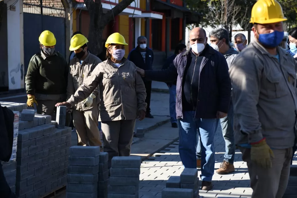EN ALBERDI. El gobernador Juan Manzur recorre obras de pavimentación. Foto Comunicación Pública