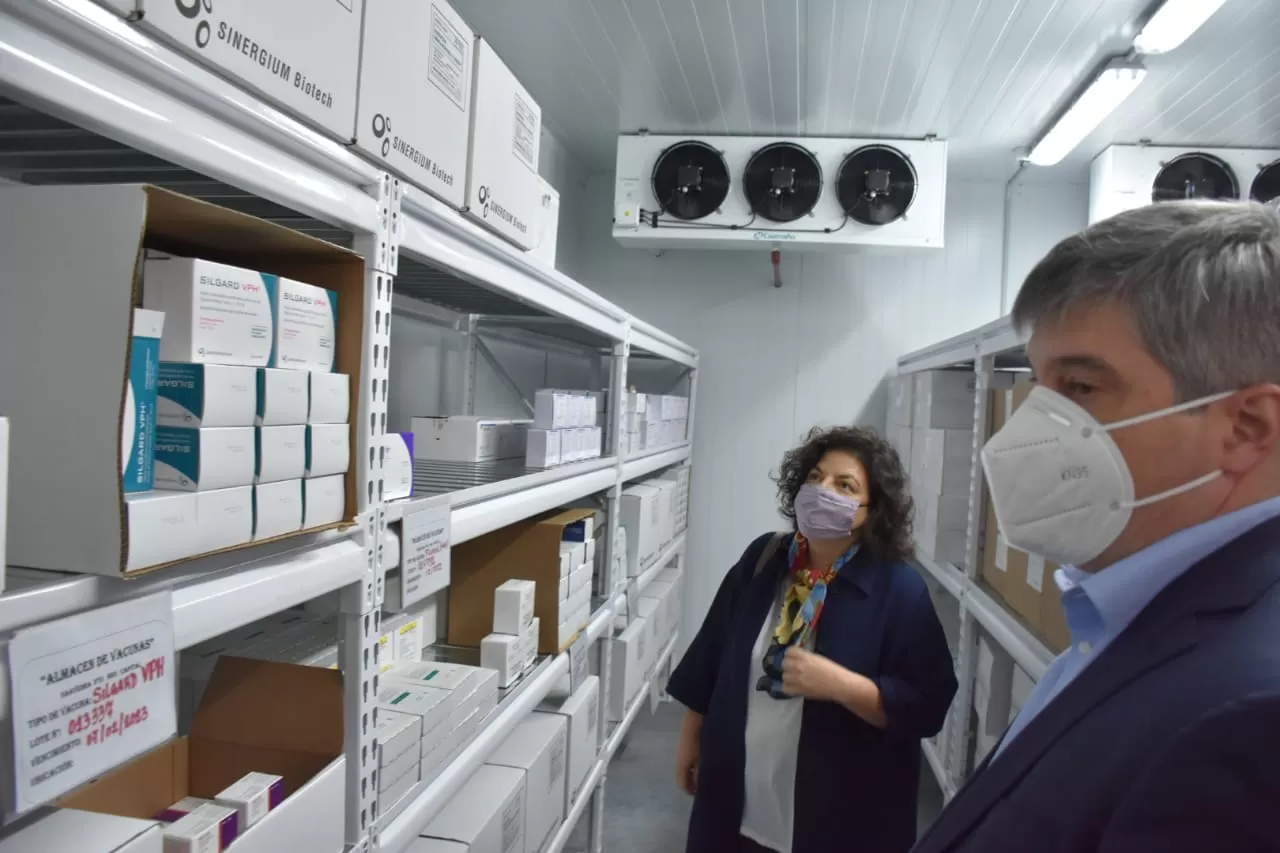 EN SANTIAGO DEL ESTERO. Carla Vizzotti recorre el Centro de Almacenamiento de Vacunas. Foto: Presidencia de la Nación