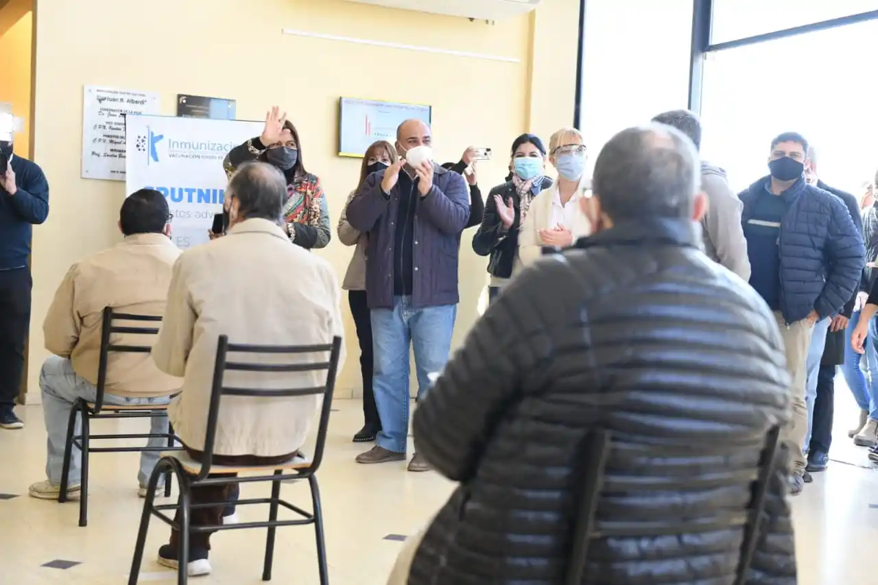 Vacunas: Contagia ver la alegría de la gente que ahora está más protegida, dijo Manzur