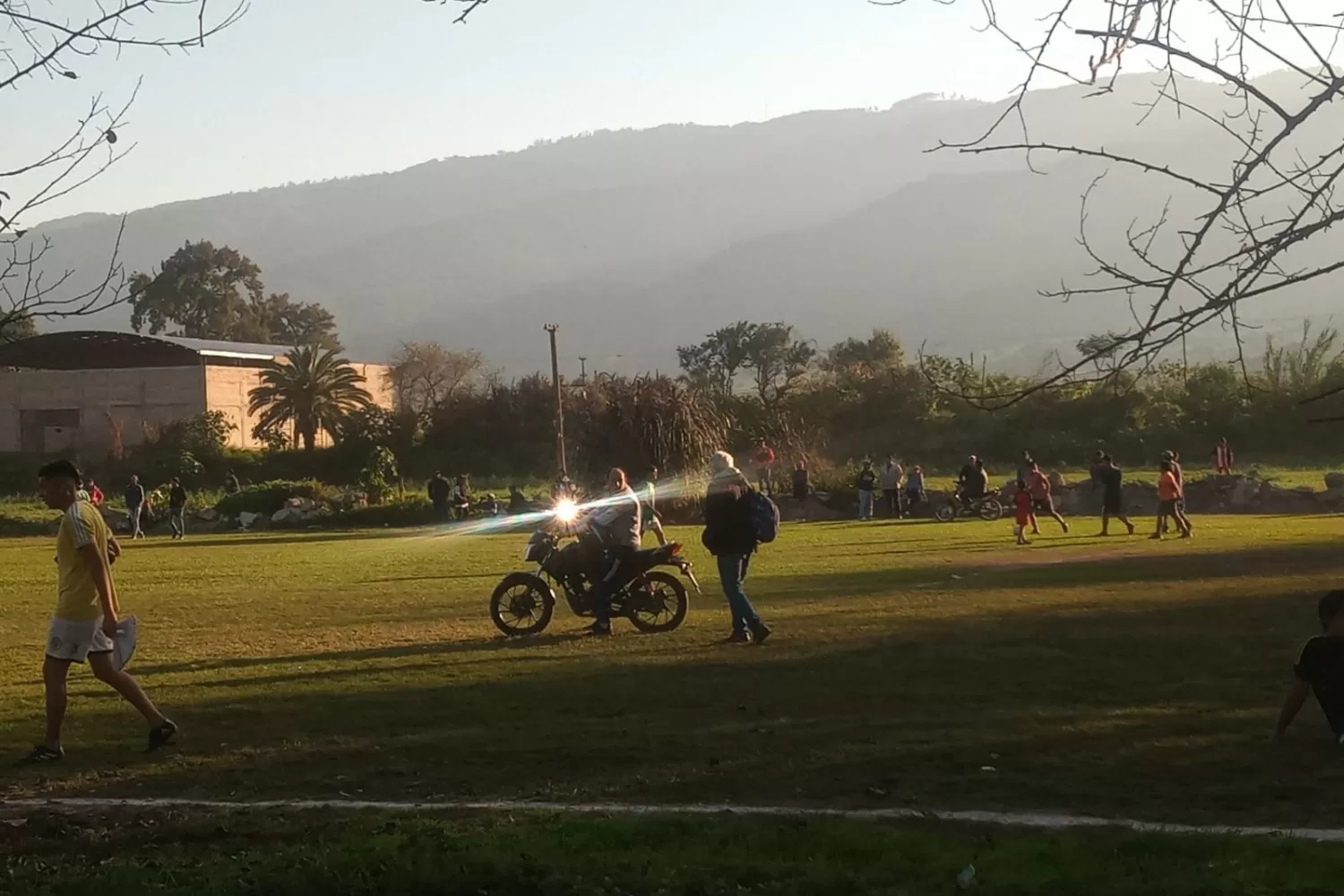 FUERA DE LA CANCHA. Las personas que estaban jugando el picado son desalojadas. Foto: Policía de Tucumán