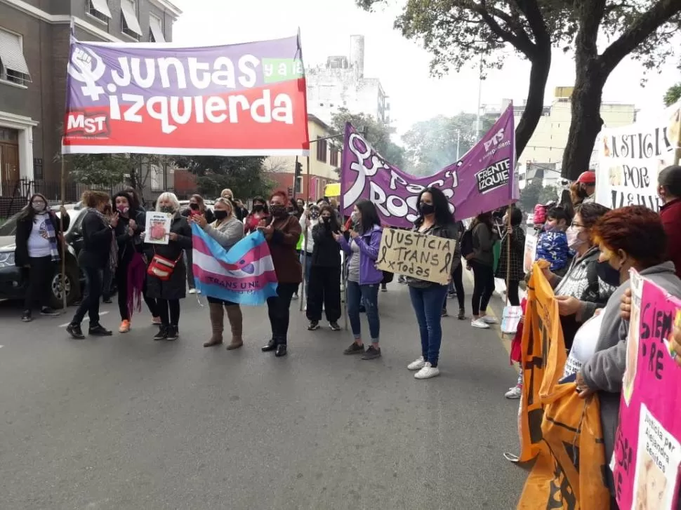 PROTESTA EN TRIBUNALES La comunidad trans puso el grito en el cielo al conocer la sentencia del crimen de Alejandra Benítez. El acusado fue absuelto. 
