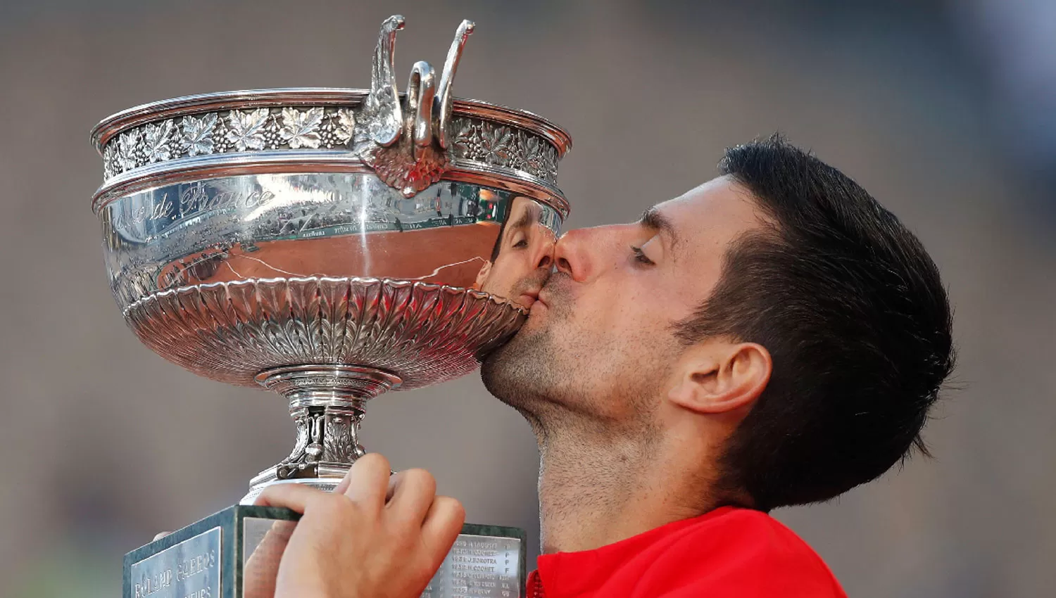 EL BESO. Djokovic levantó su segundo trofeo en Roland Garros.