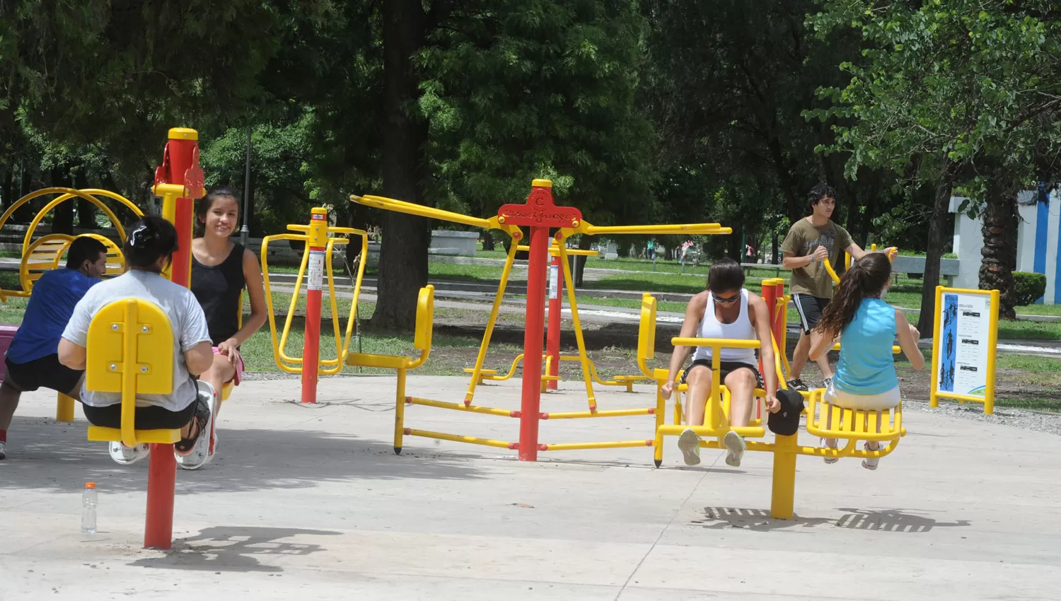 SALUD. Las pistas equipadas para hacer ejercicios serán uno de los puntos de atracción de los parques y plazas tucumanas este domingo