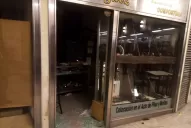 Ingresaron a una galería, atacaron varios locales y robaron joyas, relojes y dólares