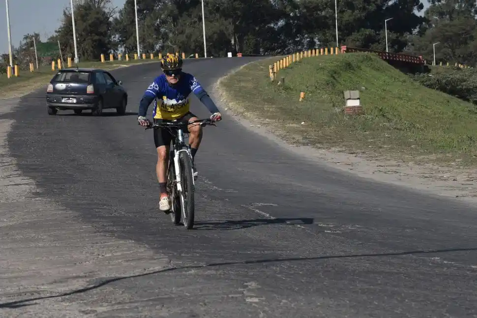 DURO. Cada vez hay menos ciclistas en la ruta 65 por temor a los robos. la gaceta / fotos de Osvaldo Ripoll