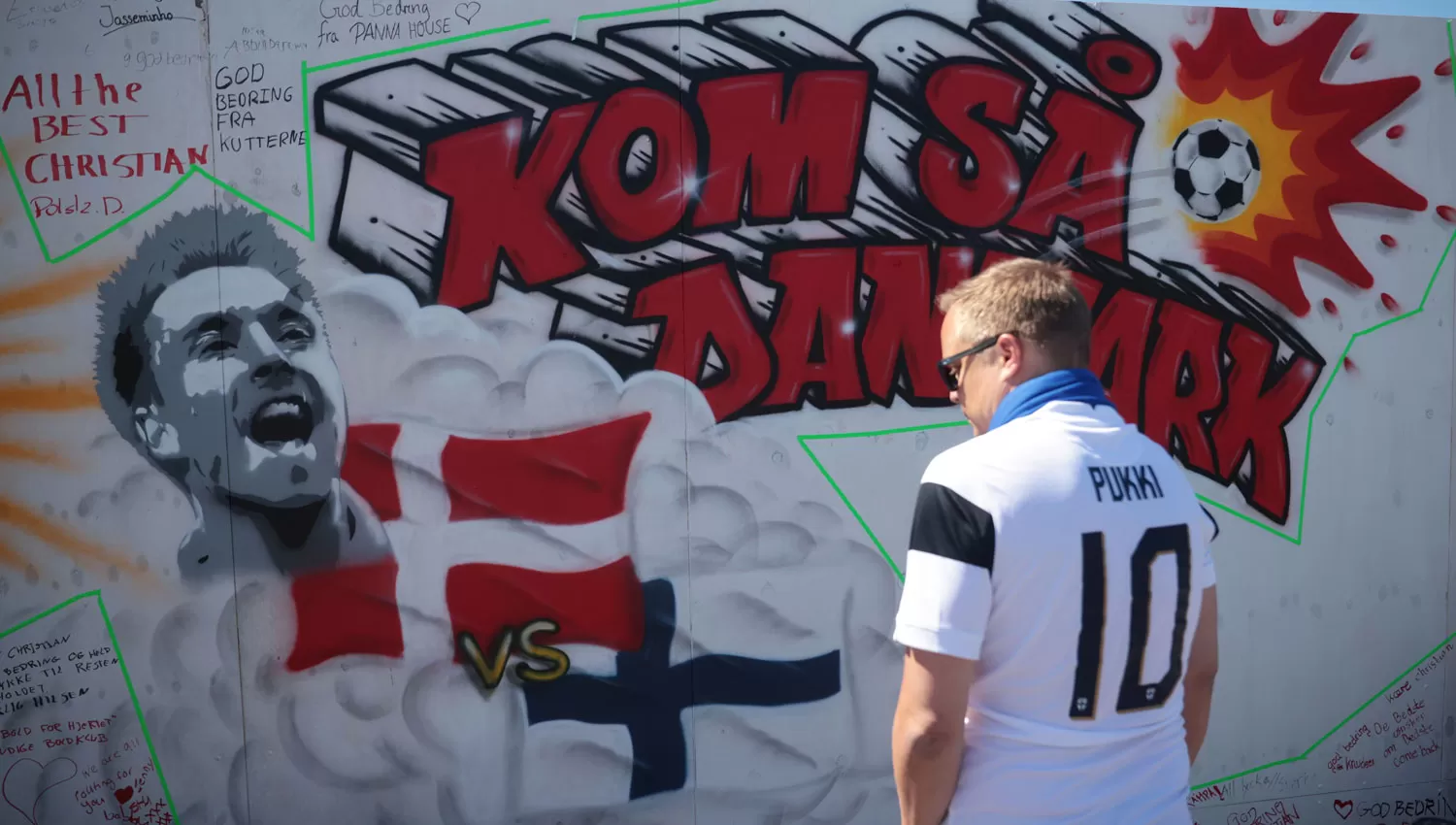 HOMENAJE. Un hincha mira el mural que le dedicaron a Eriksen en Copenhagen.