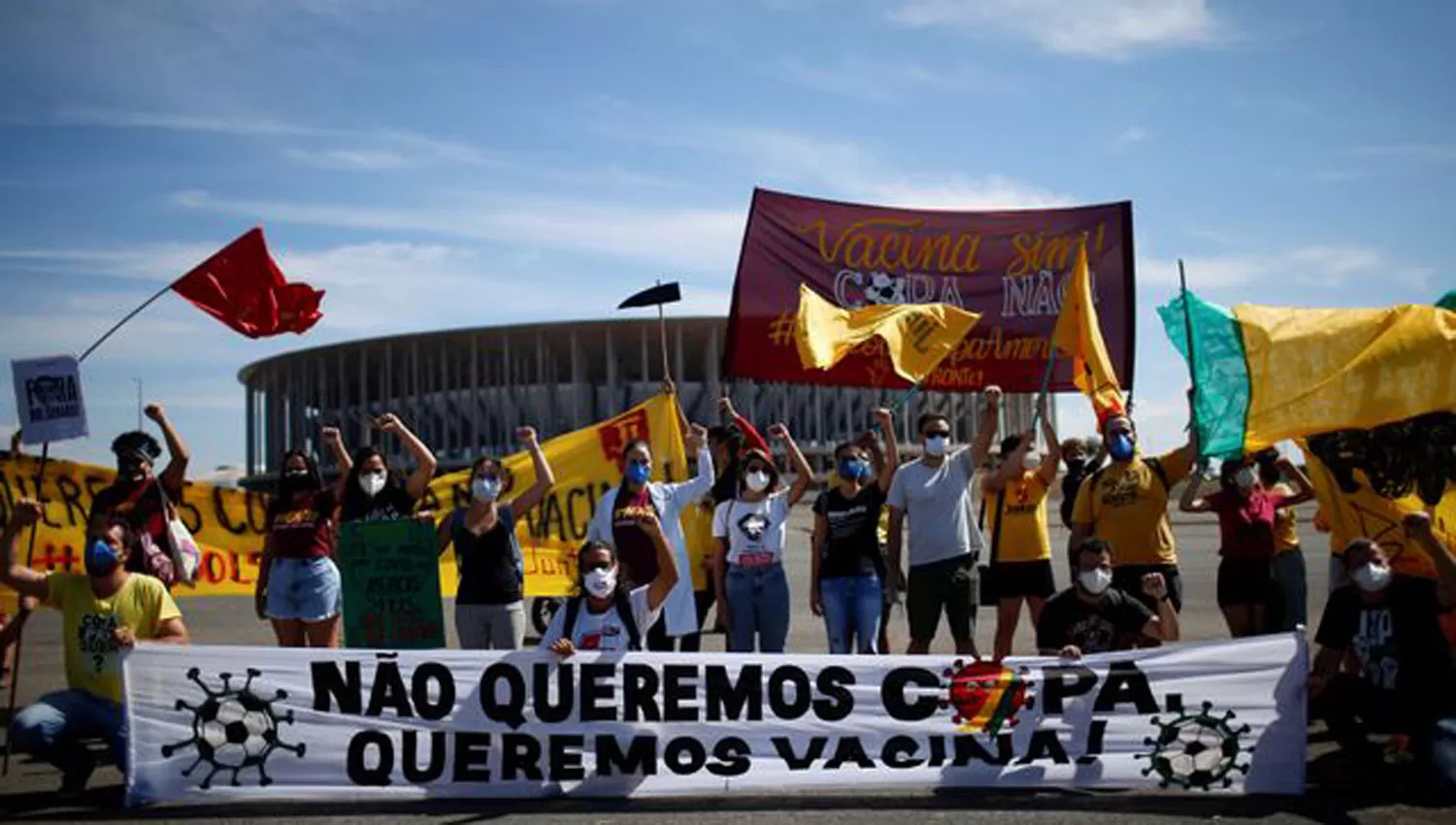 RESISTENCIA. Un grupo de activistas se manifiesta en contra de la Copa América en las afueras del estadio de Brasilia.