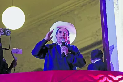 Balotaje en Perú: un conteo de votos estancado y con denuncias