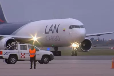 Alberto Fernández recibió al vuelo que trae más de 930.000 vacunas de AstraZeneca