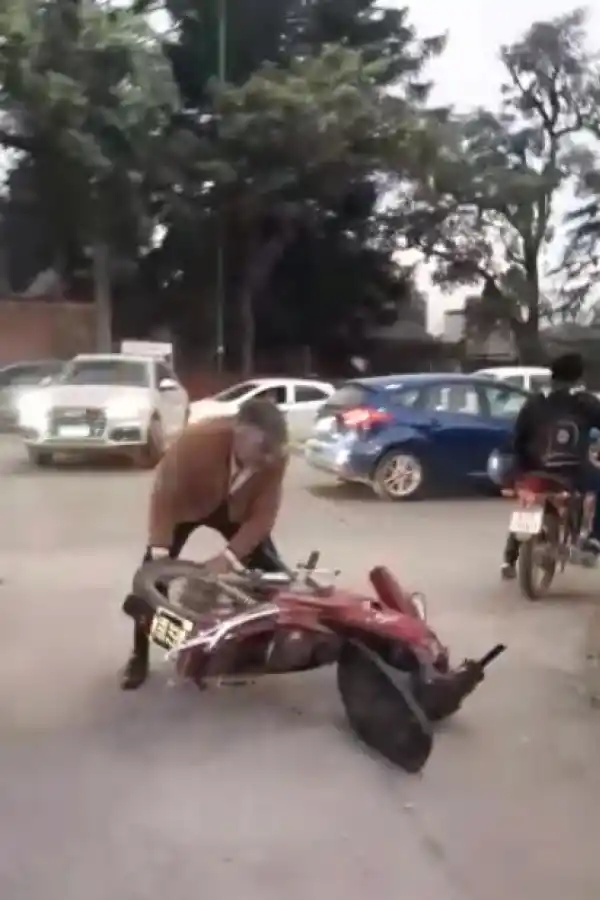  CAPTADO. La conducta del magistrado quedó registrada por un transeúnte que filmó una parte de lo sucedido.