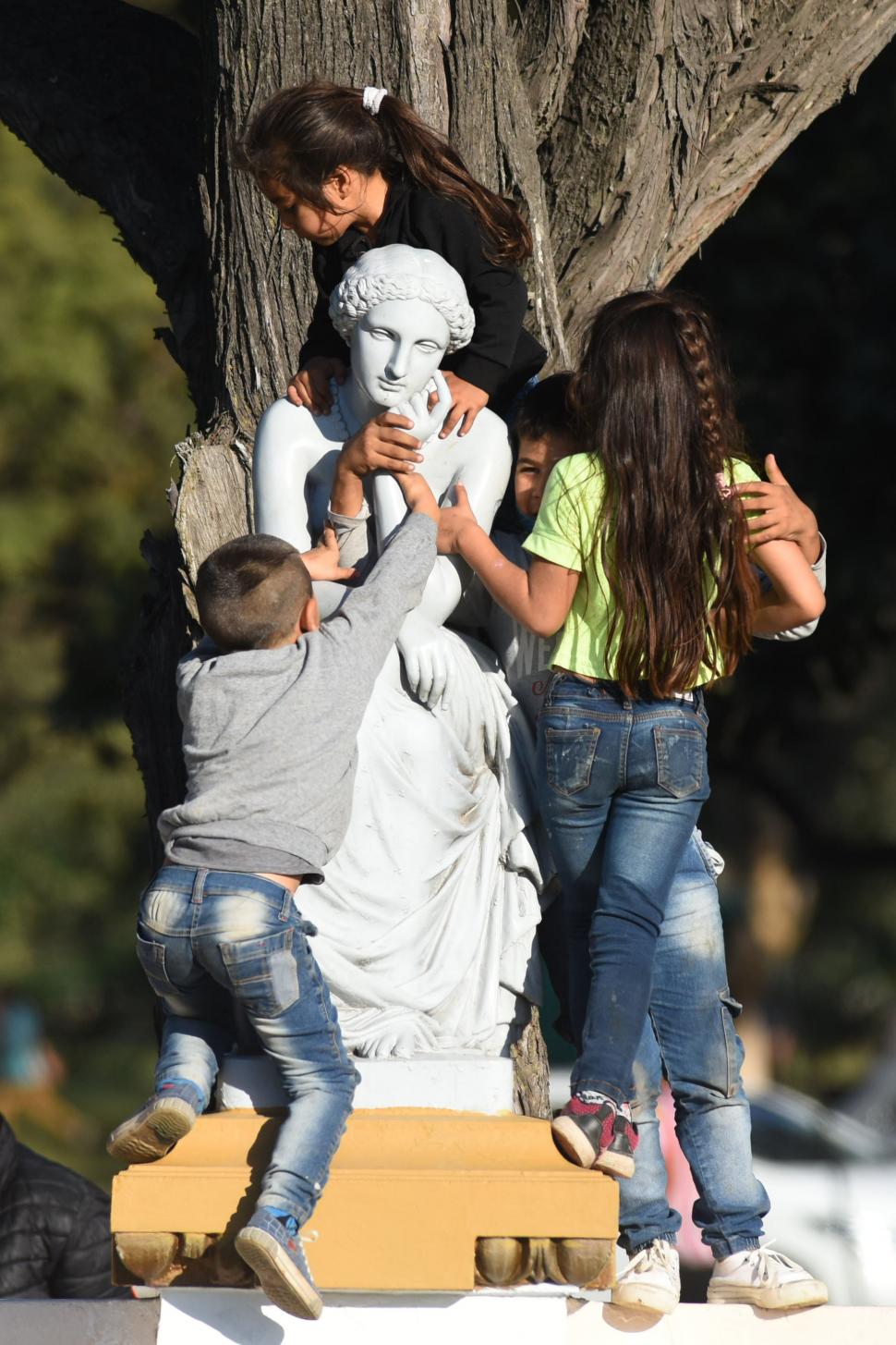 AMADA POR LOS CHICOS. La “Meditación”, estatua desaparecida y recuperada, ejerce un magnetismo especial.