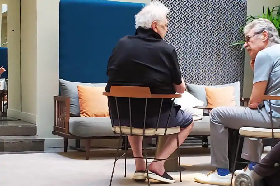 ESCRACHADOS. Fotografían a Ginés y a Sigman, en Madrid.