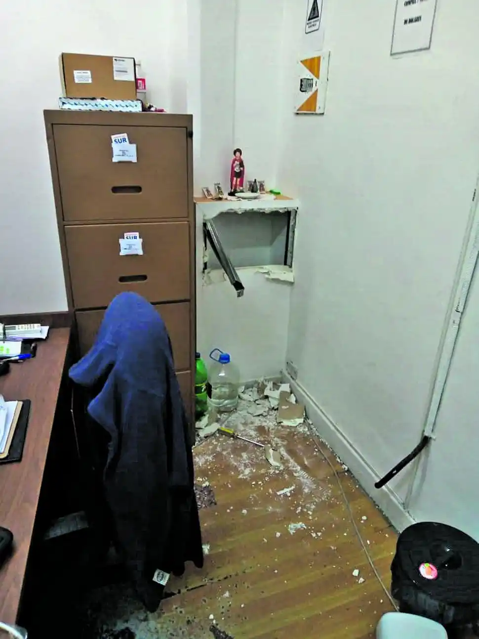 BOQUETE. Los delincuentes irrumpieron rompiendo las paredes. 