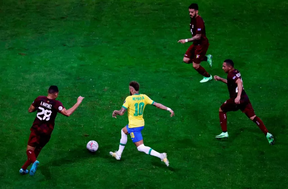 A MEDIA MÁQUINA. Neymar se cuela por la defensa venezolana, un paisaje de lo más común en el duelo que abrió la Copa. A Brasil le sobró con poco. 
