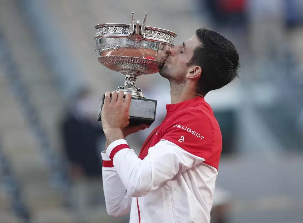 FESTEJO. Djokovic besa la “Copa de los Mosqueteros”, el trofeo de Roland Garros. 