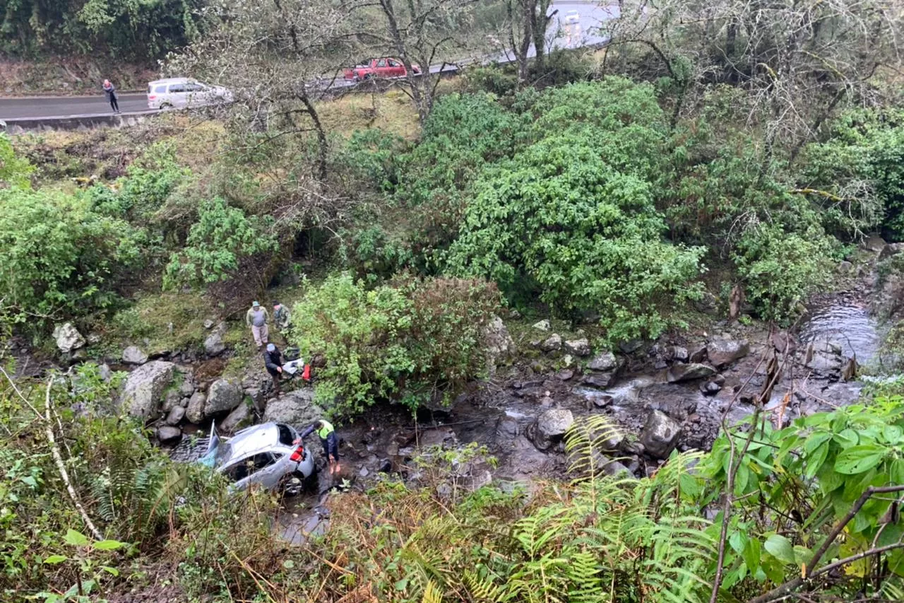 Un auto cayó al precipicio, camino a Tafí del Valle