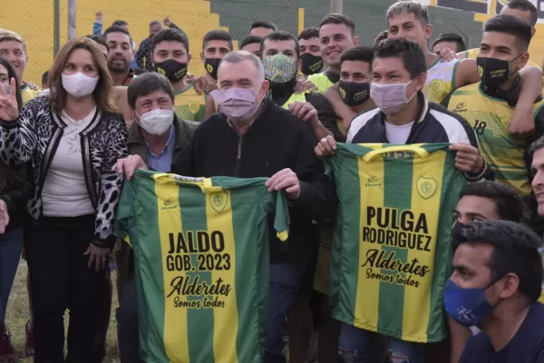 Pulguita se prueba la camiseta del jaldismo y ¿hubo reto para el defensor del Pueblo?