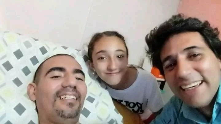 SIEMPRE ACOMPAÑADO. Alberto Carmona junto a su sobrina Sofía y a su hermano Gustavo, que están siempre atentos a sus necesidades.  