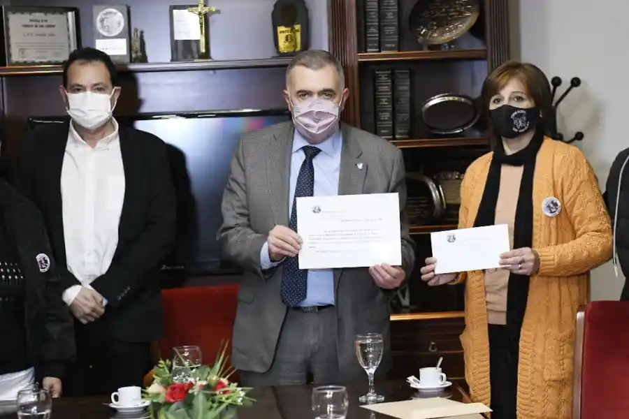 EN LA LEGISLATURA. Jaldo, junto a Cobos y a la titular de la Fundación Soy Gricelda, Dolores Albarracín. Foto Prensa HLT