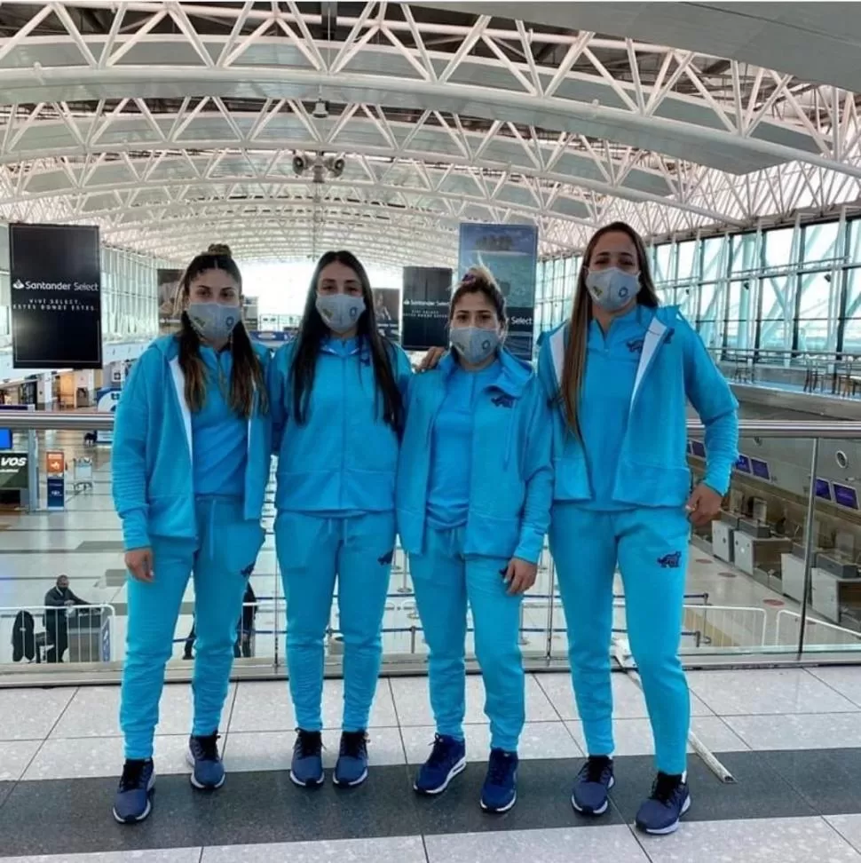 NARANJAS. Mayra Aguilar, Florencia Moreno, Agostina Campos Ruiz y Andrea Moreno son las cuatro tucumanas seleccionadas entre las 12 que conforman el plantel para el repechaje olímpico.  