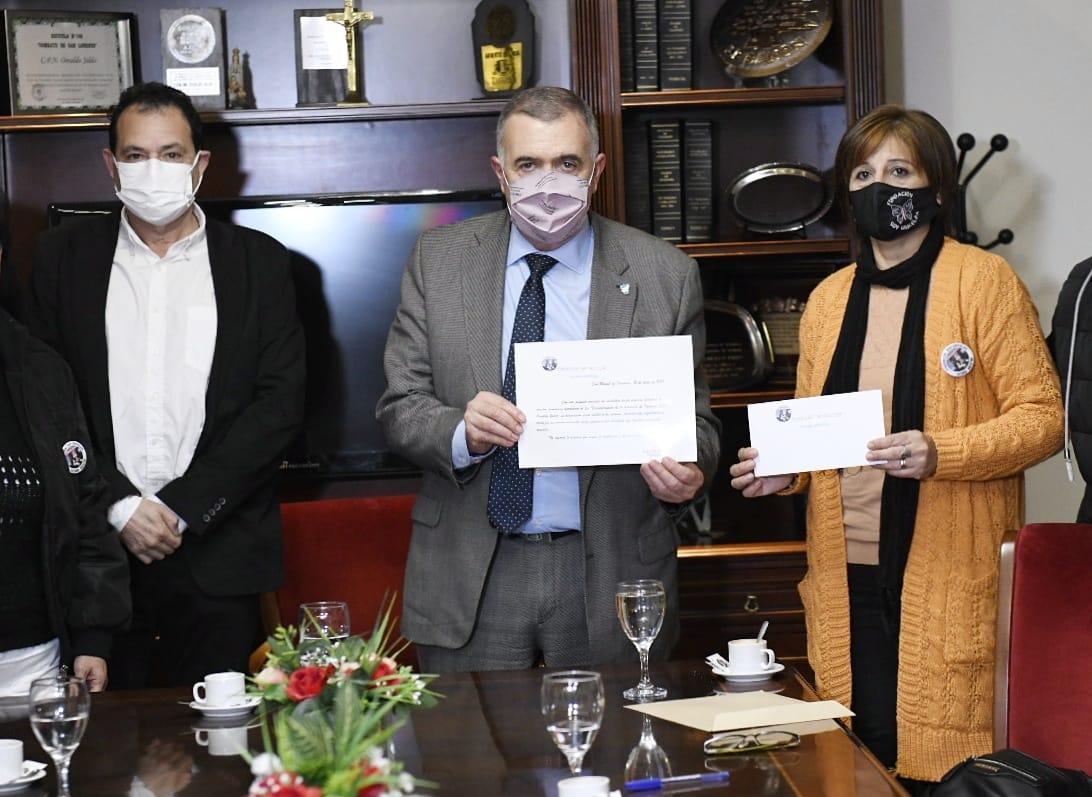 EN LA LEGISLATURA. Jaldo, junto a Cobos y a la titular de la Fundación Soy Gricelda, Dolores Albarracín. Foto Prensa HLT