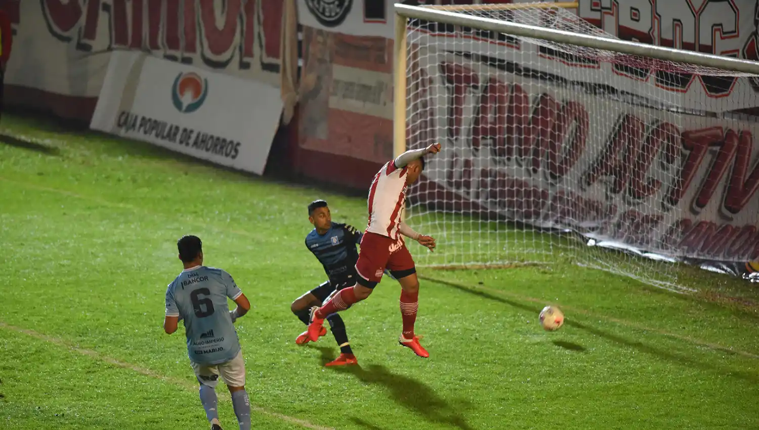 ADENTRO. Marcelo Estigarribia ya conectó de cabeza, y la pelota tendrá destino de red.