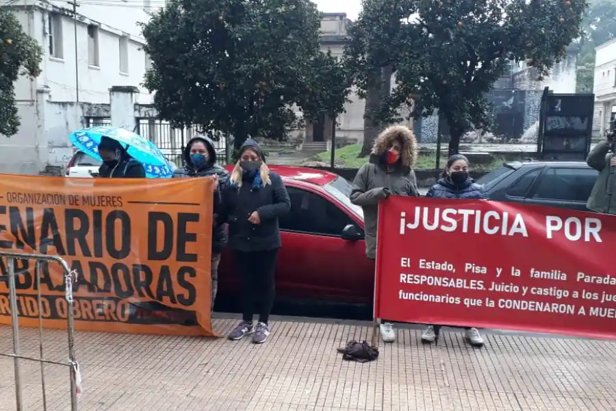 BAJO LA LLUVIA. Esta mañana, las denunciantes esperaron fuera de la Legislatura la decisión de la comisión de Juicio Político.