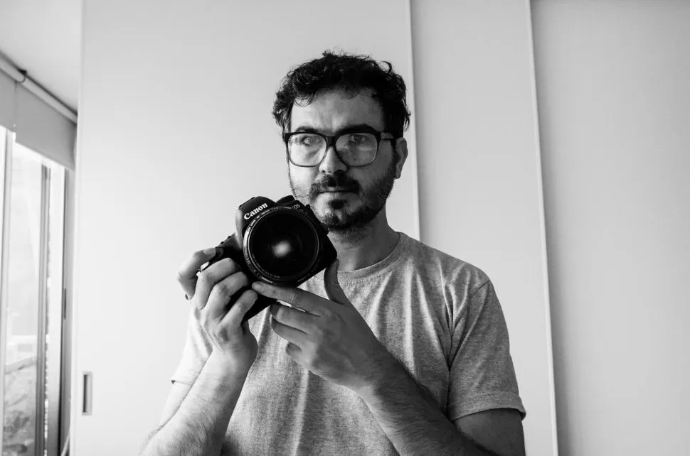 OFICIOS. Valentín López López es fotógrafo y aprendió a ser mánager de la mano de Lisandro Aristimuño. gentileza victoria oliva 