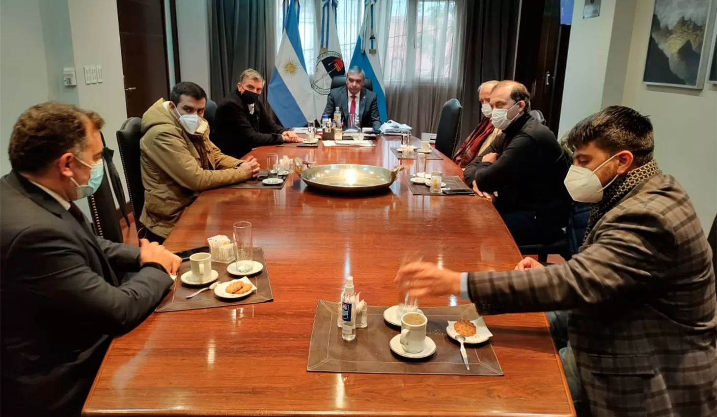 En el día más frío, dos reuniones calentaron los ánimos en la oposición y en el oficialismo tucumanos