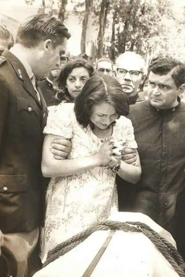 CRUDEZA. María Cristina Picón de Viola, embarazada de cinco meses de su hija Luciana, llora desconsoladamente frente a los cajones de su esposo, el capitán Humberto Viola, y de su pequeña hija Cristina, de tres años, luego de que fueron asesinados por guerrilleros del ERP.