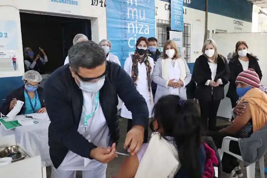 Si tuve covid-19 ¿cuánto tiempo debo esperar para recibir la primera vacuna?