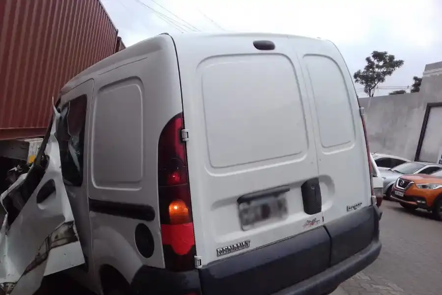 Un utilitario fue embestido por un tren de cargas en Tafí Viejo