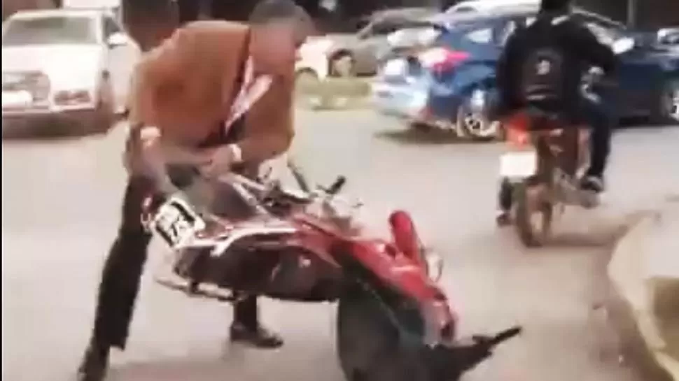 EL INCIDENTE. El juez fue filmado en una riña con un motociclista. 