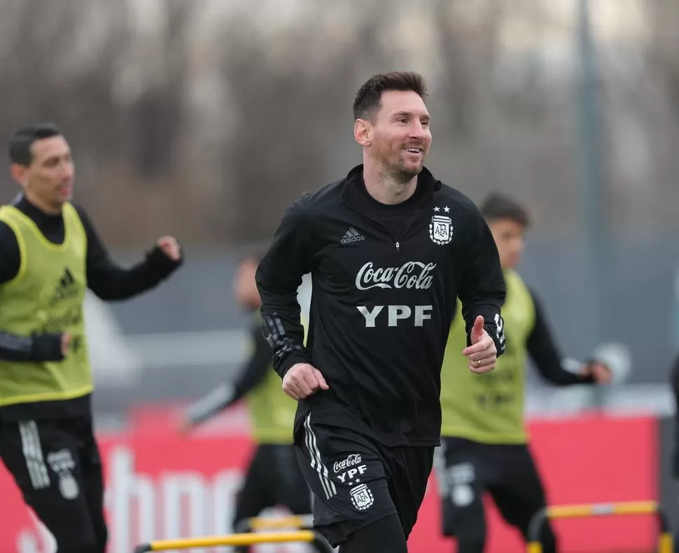 EL DUEÑO DE LAS MIRADAS. Lionel Messi viene que convertir de tiro libre ante los chilenos; frente a los uruguayos, el rosarino ya festejó cinco conquistas, la última de ellas en noviembre de 2019. 