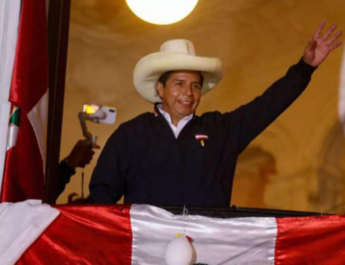 Ex militares de Perú llaman a desconocer el triunfo de Castillo