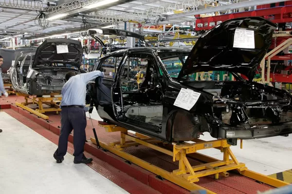 Peugeot analiza el mercado eléctrico en el país y anuncia dos modelos híbridos