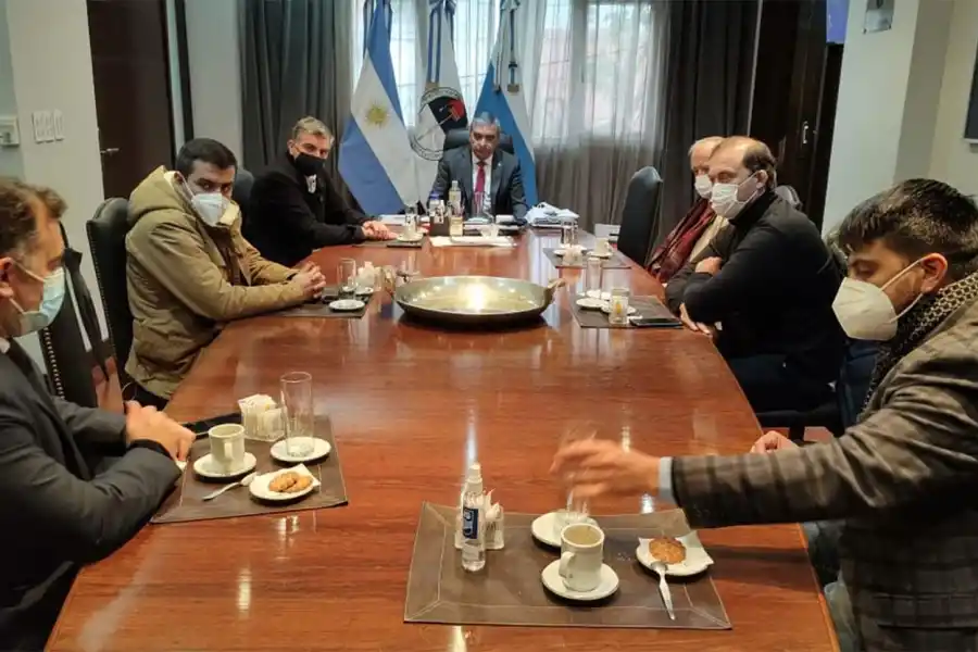 EN REUNIÓN. Alfaro (cabecera) ofició de anfitrión en la reunión de ayer, de la que participó Murga.