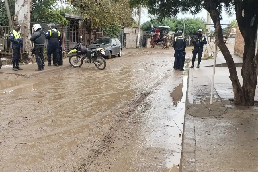 OPERATIVO. Policías custodian la zona donde se produjo el intento de robo. Foto: prensa Ministerio de Seguridad